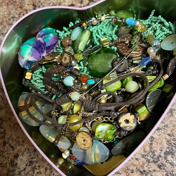 Assorted Beaded Jewelry Collection - Picture 2 of 8